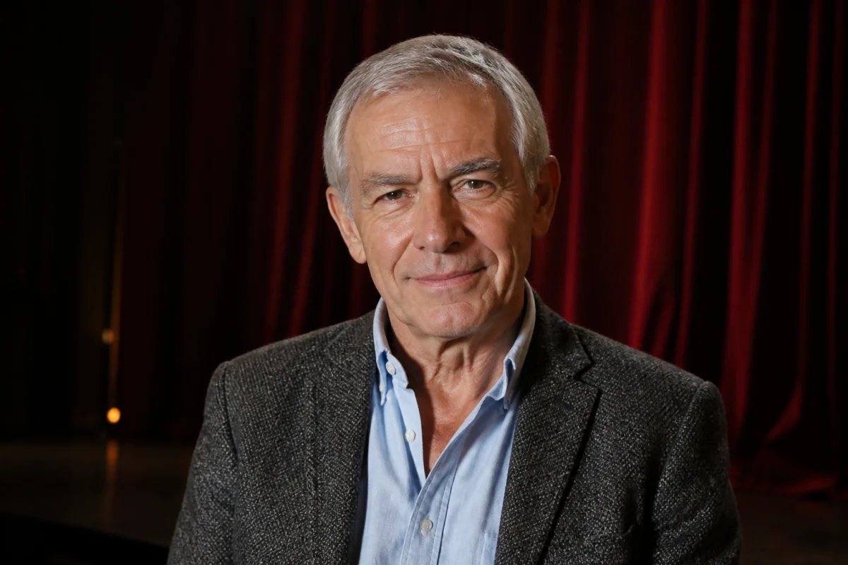 Que devient Jean François Balmer aujourd’hui - Geekodrome: Boutique d'accessoires geek Portrait de l'acteur Jean-François Balmer sur une scène de théâtre, reflétant une présence charismatique et sereine.